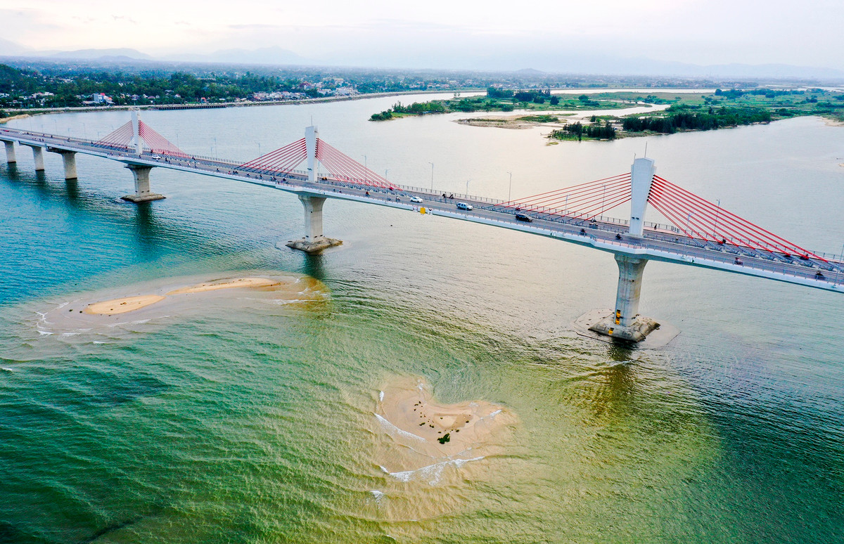 Thời gian gần đây, mỗi khi thủy triều rút xuống, khu vực gần sát chân cầu Cổ Lũy bắc ngang sông Trà Khúc (TP Quảng Ngãi) nổi lên một số cồn cát, trong đó có một cồn cát giống hệt hình trái tim.