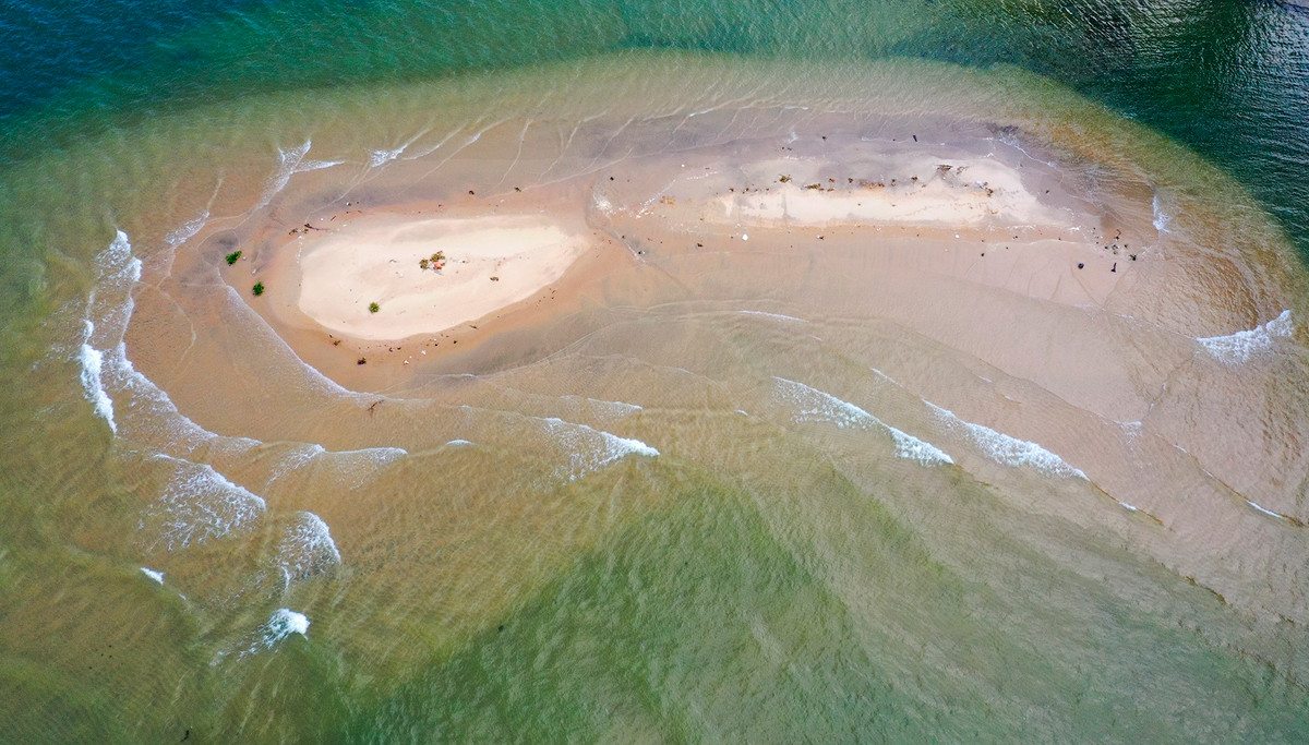 Sát bên cồn cát hình trái tim là cồn cát dài hàng trăm mét giống hệt "bàn chân khổng lồ".