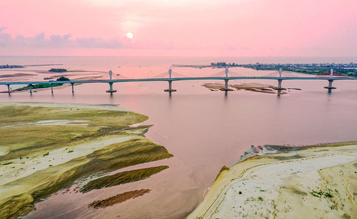 Vào buổi bình minh, nhiều cồn cát xuất hiện, trải rộng ở khu vực phía tây cầu Cổ Lũy. TS Nguyễn Đăng Vũ, nhà nghiên cứu văn hóa ở Quảng Ngãi, cho biết khoảng thế kỷ 15, vùng đất Quảng Ngãi từng được gọi là vùng Cổ Lũy Động. Bây giờ, Cổ Lũy chỉ còn là tên gọi cho một cửa biển: Cửa Cổ Lũy hay cửa Đại Cổ Lũy, nơi sông Trà và một nhánh sông Vệ đổ về. Người dân Quảng Ngãi còn lưu truyền câu ca: "Ai về Cổ Lũy xóm Câu/Nhớ mua đôi chiếu đón dâu về làng", chính là nói về làng Cổ Lũy này.