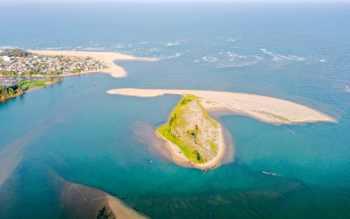 Một cồn cát sát bên Cửa Đại, TP Quảng Ngãi hệt như thanh kiếm nổi bật trên mặt biển mênh mông.