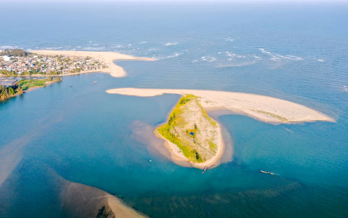 Một cồn cát sát bên Cửa Đại, TP Quảng Ngãi hệt như thanh kiếm nổi bật trên mặt biển mênh mông.