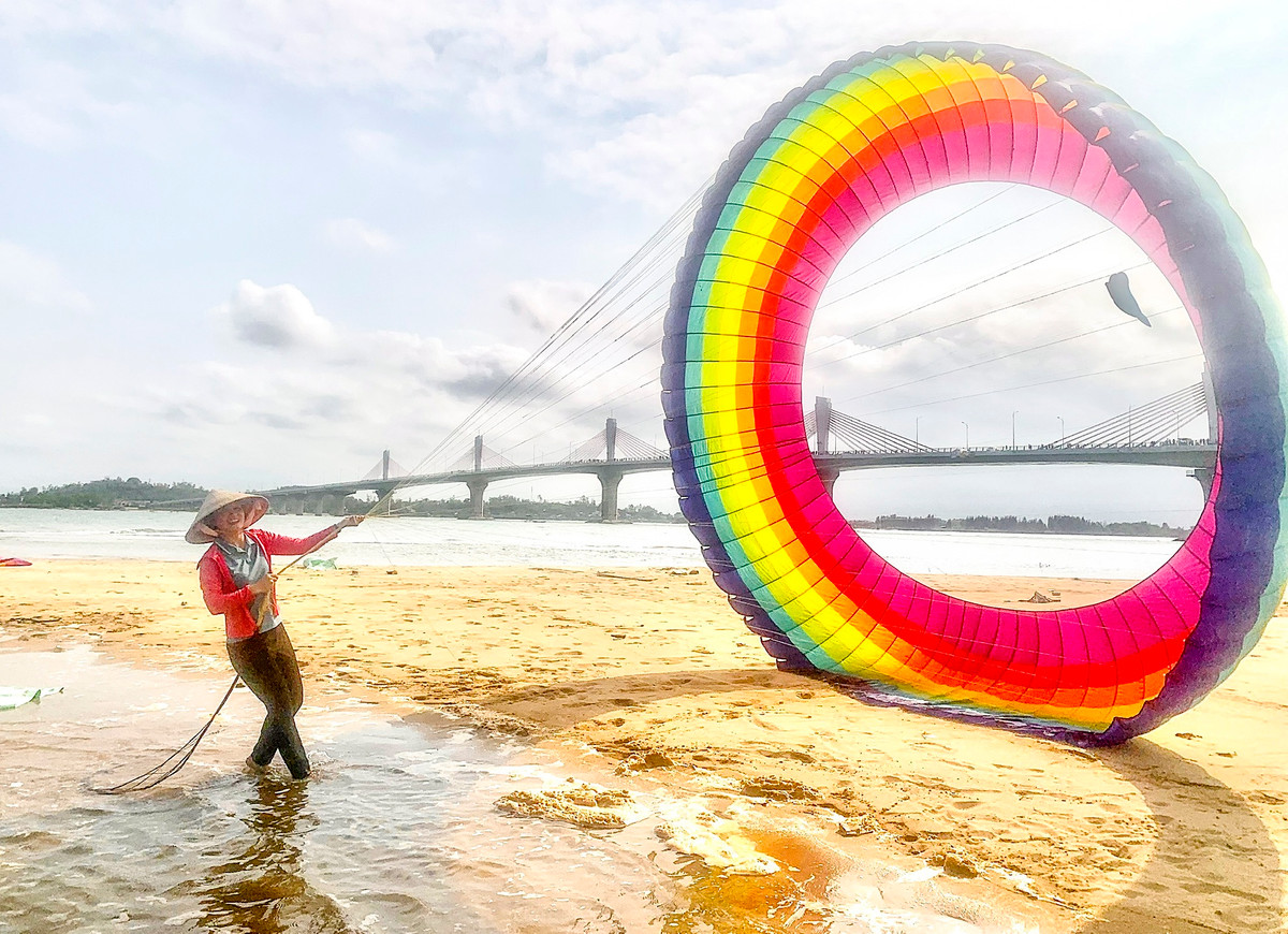 Mới đây, Câu lạc bộ Diều Kite Sky TP.HCM chọn cồn cát gần khu vực cầu Cổ Lũy để trình diễn thả diều, thu hút đông đảo người dân, du khách đến xem.