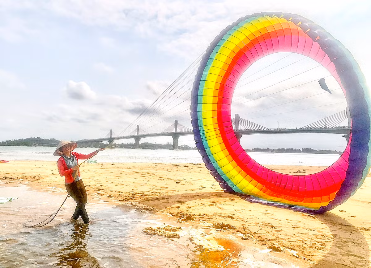 Mới đây, Câu lạc bộ Diều Kite Sky TP.HCM chọn cồn cát gần khu vực cầu Cổ Lũy để trình diễn thả diều, thu hút đông đảo người dân, du khách đến xem.