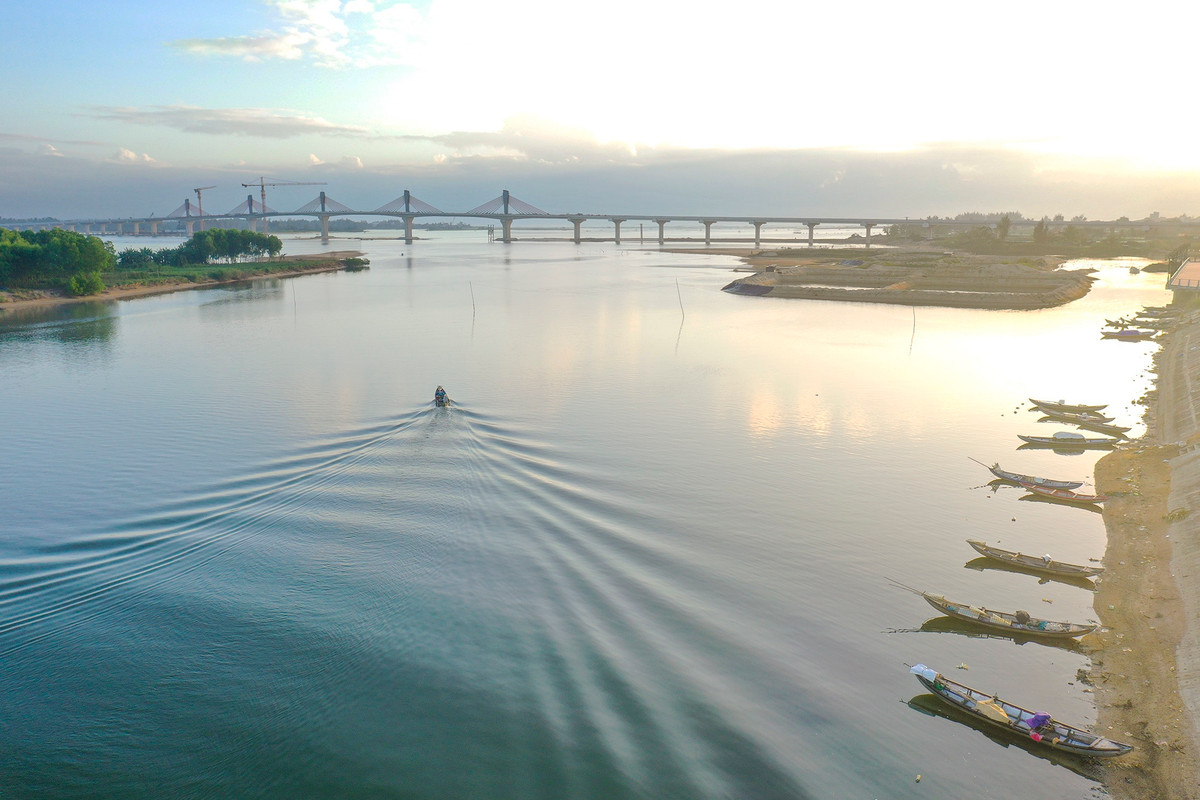 Còn Cổ Lũy Nam là hình bóng của một làng chài cô quạnh mà Nguyễn Cư Trinh - Tuần vũ Quảng Ngãi vào năm 1750, làm một bài vịnh: Cổ Lũy cô thôn. Đây là một trong 10 thắng cảnh mà Nguyễn Cư Trinh ca ngợi (Cẩm thành thập cảnh). Người đời sau thêm vào hai cảnh nữa, thành Cẩm thành thập nhị. Trong ảnh, người dân chạy ghe máy rời bến mưu sinh gần cầu Cổ Lũy.