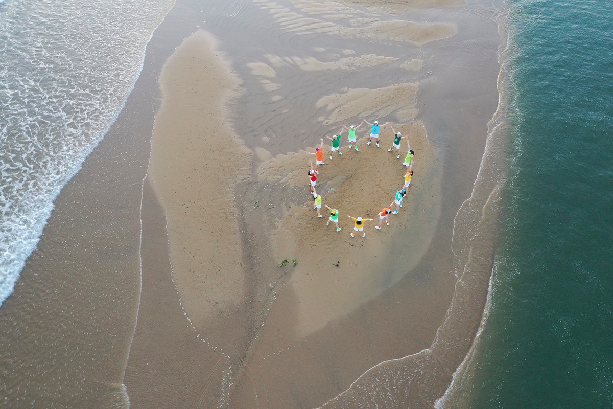 Nhiều hội nhóm, câu lạc bộ thể thao đến các cồn cát nổi lên trên dòng sông Trà Khúc tập thể dục hoặc check-in vào buổi bình minh, hoàng hôn. Tuy nhiên, du khách nên lưu ý sụt cát, có thể nguy hiểm tới tính mạng.