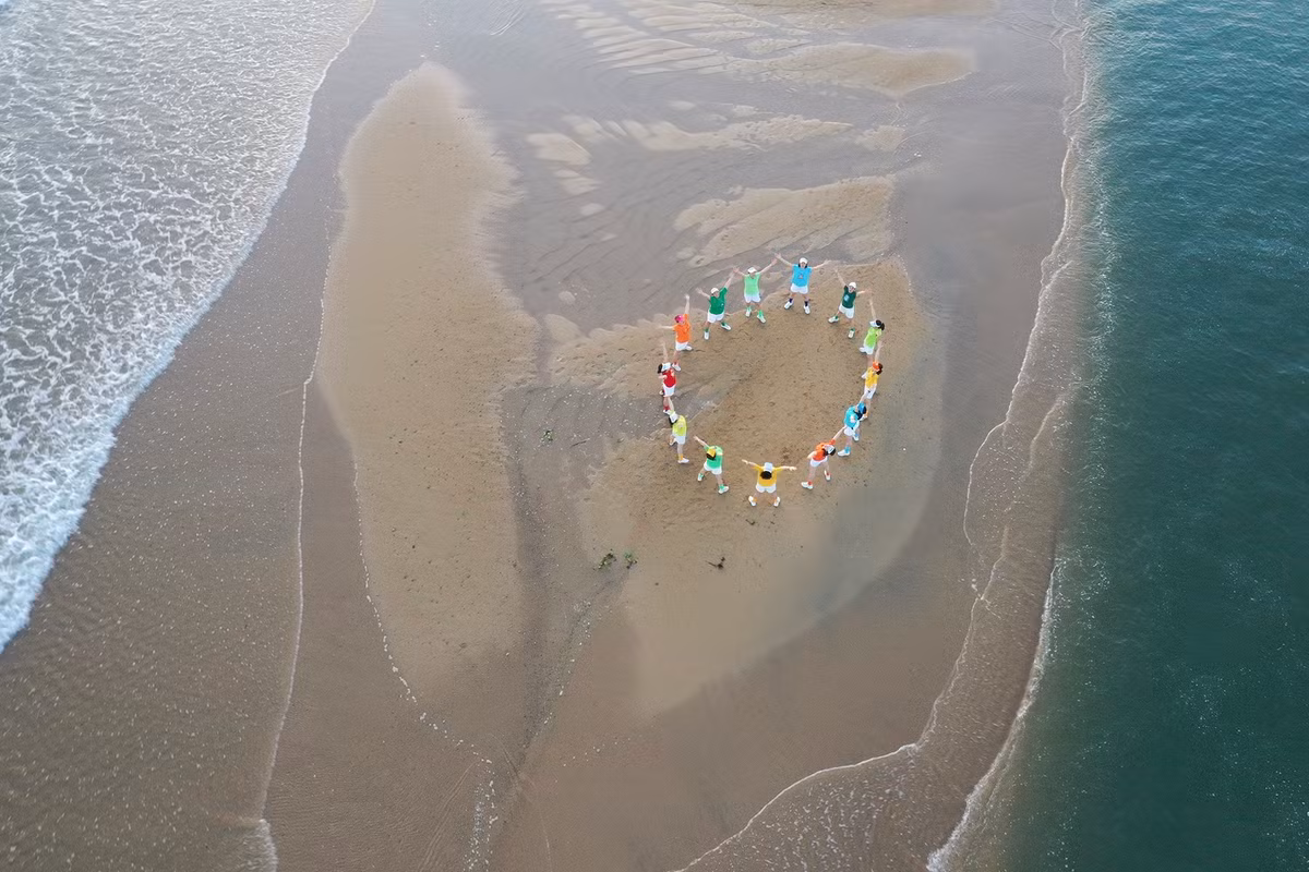 Nhiều hội nhóm, câu lạc bộ thể thao đến các cồn cát nổi lên trên dòng sông Trà Khúc tập thể dục hoặc check-in vào buổi bình minh, hoàng hôn. Tuy nhiên, du khách nên lưu ý sụt cát, có thể nguy hiểm tới tính mạng.