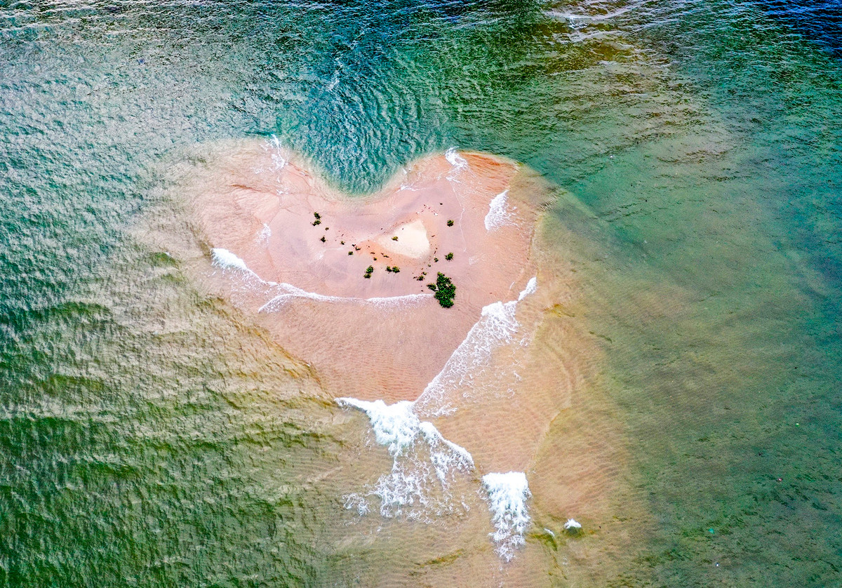 Từng đợt sóng biển tung bọt trắng xóa trườn lên cồn cát hình trái tim tạo nên bức tranh thiên nhiên tuyệt tác. Hàng ngày, ngư dân địa phương chèo ghe đến gần khu vực này thả lưới bắt cá hay bắt ốc. Ông Trần Văn Ánh (ngụ xã Nghĩa Phú, TP Quảng Ngãi) mô tả trước đây khu vực này nước rất sâu. Hai tháng gần đây, mỗi khi thủy triều rút xuống lúc thì uốn cong như dải lụa, vài ngày gần đây thì giống hệt hình trái tim.