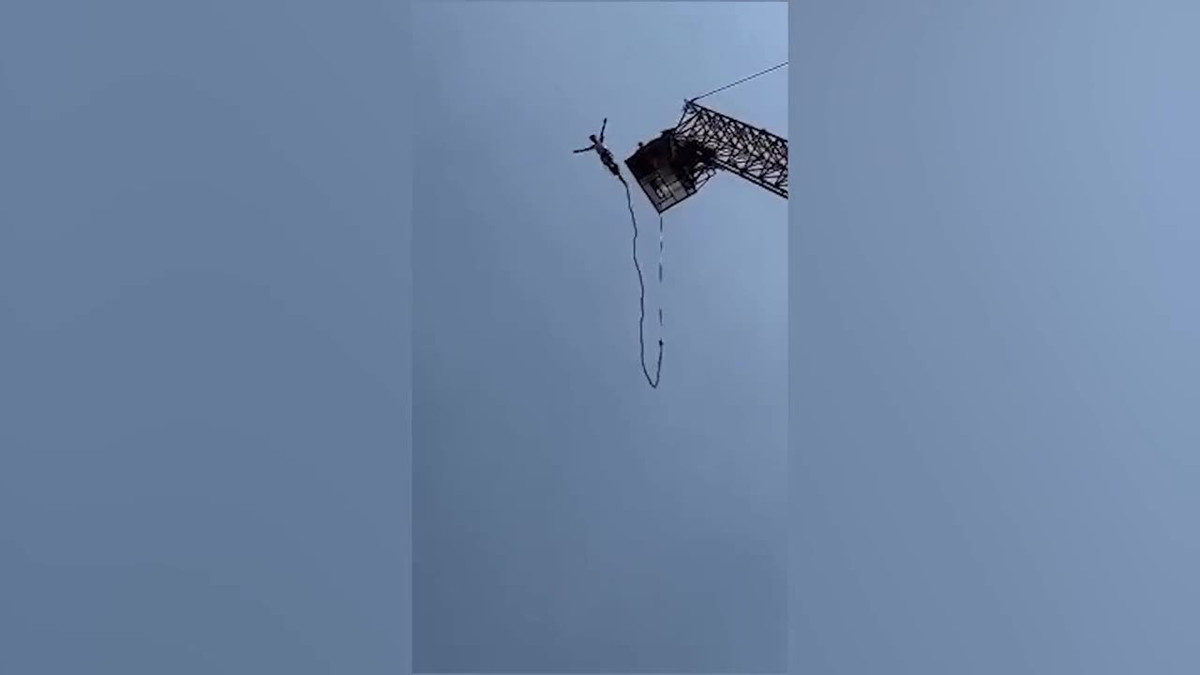 Video: Đứt dây khi nhảy bungee, nam du khách rơi xuống hồ nước Video: Dut day khi nhay bungee, nam du khach roi xuong ho nuoc