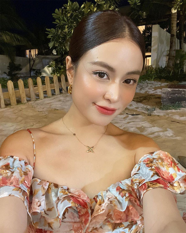 Cô trung thành với kiểu tóc rẽ ngôi thẳng trong nhiều năm qua.