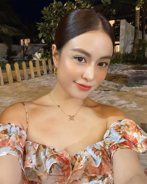 Cô trung thành với kiểu tóc rẽ ngôi thẳng trong nhiều năm qua.