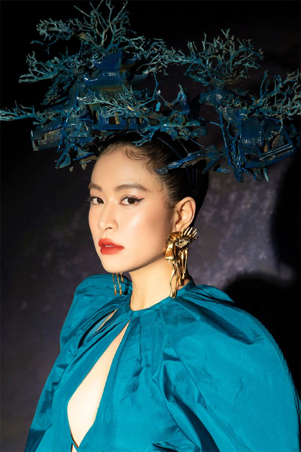 Nữ ca sĩ chinh phục nhiều bộ trang phục với màu sắc khó phối.