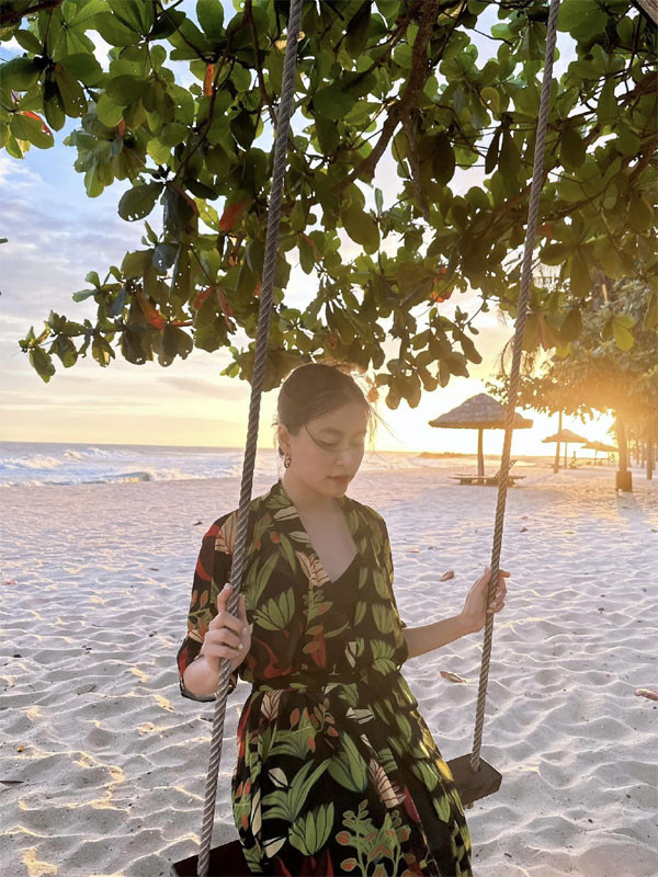 Hoàng Thùy Linh đời thường lại có phong cách khá giản dị. Cô không trang điểm nhiều, diện đồ đơn giản nhưng vẫn cuốn hút.