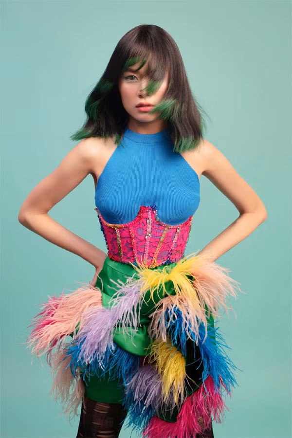 Phong cách thời trang, trang điểm ấn tượng của Hoàng Thùy Linh nhận được nhiều lời khen.