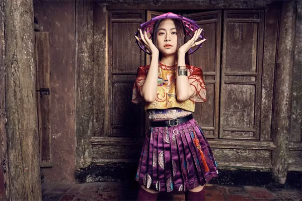 Cô thường xuyên lựa chọn trang phục biểu diễn sặc sỡ, thu hút. Đây cũng chính là một trong những yếu tố góp phần làm nên thành công cho các sản phẩm âm nhạc của Hoàng Thùy Linh.