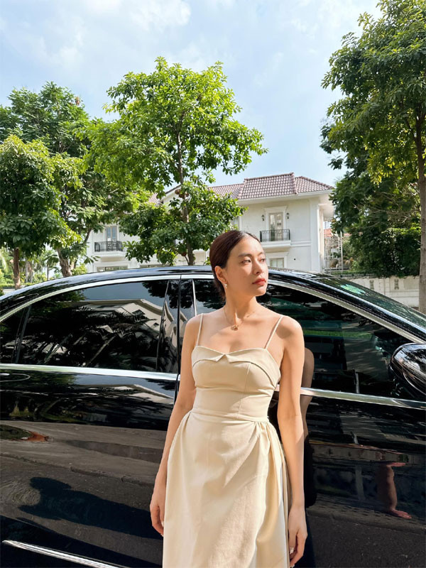 Ở tuổi 35, Hoàng Thùy Linh đang có một sự nghiệp nhiều người ước muốn. Sau khi trải qua biến cố trong quá khứ, nữ ca sĩ hiện tại vẫn độc thân, kín tiếng trong chuyện tình cảm. Một số khán giả bình luận ở nhiều diễn đàn nói rằng Hoàng Thùy Linh của hiện tại có tất cả, chỉ thiếu một tấm chồng!