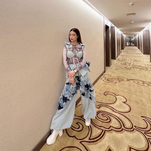 Sở hữu chiều cao không quá nổi bật, Hoàng Thùy Linh luôn biết cách chọn trang phục tôn dáng.