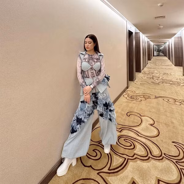 Sở hữu chiều cao không quá nổi bật, Hoàng Thùy Linh luôn biết cách chọn trang phục tôn dáng.