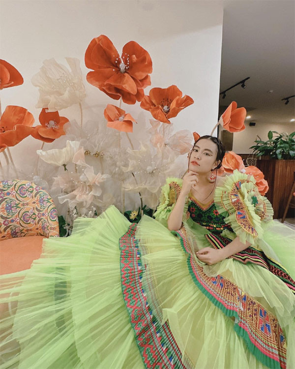 Ca sĩ Hoàng Thùy Linh còn biết cách ghi điểm khi chăm chút thời trang. Cô được nhận xét có phong cách "tắc kè hoa" của showbiz Việt.