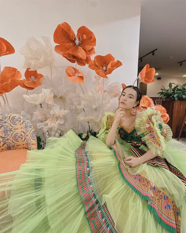 Ca sĩ Hoàng Thùy Linh còn biết cách ghi điểm khi chăm chút thời trang. Cô được nhận xét có phong cách "tắc kè hoa" của showbiz Việt.