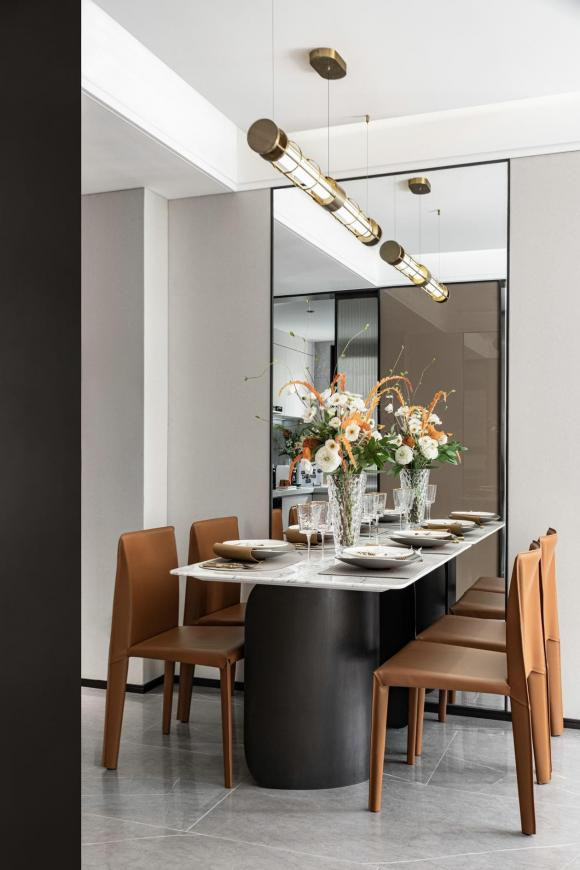 Bước vào phòng ngủ chính riêng tư, dựa vào cửa sổ, lắng nghe tiếng gió rì rào, cho tâm hồn được nghỉ ngơi, ngắm hoa nở trước sân, và tận hưởng cảnh hoàng hôn buông xuống.