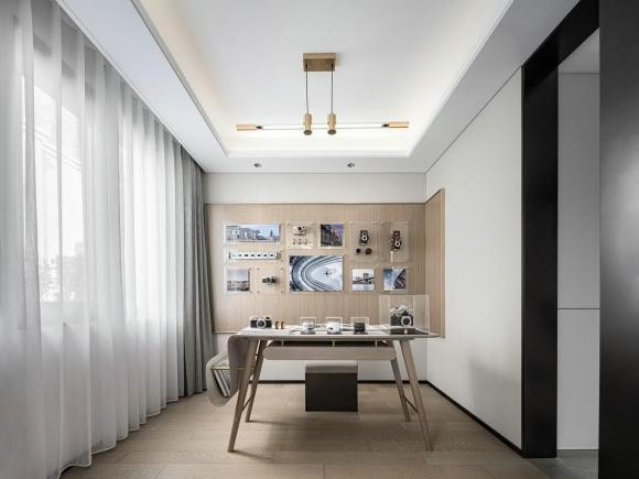 Các cửa sổ được trang trí bằng cây xanh và căn phòng tràn ngập vẻ đẹp. Kết cấu của da và vải làm cho ánh sáng và bóng tối dừng lại, đồng thời màu xanh lục cực quang trầm lặng và sâu thẳm mô tả cảm giác thư thái tinh tế và thoải mái.