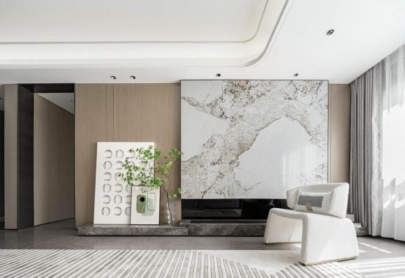 Các đường chuyển động của phòng ngủ nhỏ gọn và được sắp xếp hợp lý, dựa trên màu trắng và màu be có khả năng chịu đựng cao, và được trang trí một phần bằng tông màu xanh ô liu cá tính, thể hiện bầu không khí gia đình thoải mái và trang nhã.