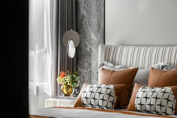 Phòng ngủ thứ hai được hạn chế và ổn định, và bố cục hình chữ L giúp sử dụng không gian hiệu quả. Khi không có khách vào các ngày trong tuần, nó được chuyển thành không gian làm việc. Tất cả các loại thiết bị chụp ảnh và tác phẩm nhiếp ảnh, cơ sở của những người chơi lớn trong cuộc sống đều được lưu trữ ở đây.