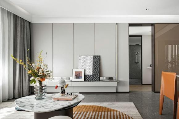 Nhà thiết kế lựa chọn kim loại, đá cẩm thạch, da và các đồ nội thất đa chất liệu khác để trang trí phòng ăn một cách nghệ thuật, sang trọng nhưng không mất đi sự thoải mái, tạo ra một không gian ăn uống thoải mái.