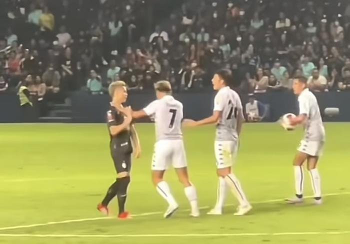 Doi truong Thai Lan Theerathon dang 