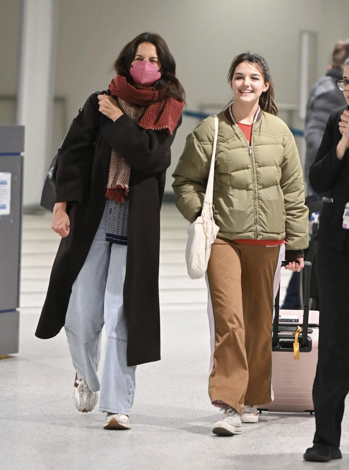 Chưa đầy một tháng nữa Suri Cruise sẽ bước sang tuổi 17. Theo nguồn tin Page Six, "công chúa Hollywood" đang nộp hồ sơ vào các trường đại học với sự giúp đỡ của mẹ. Katie Holmes khuyến khích con gái học ngành Thời trang của Đại học Fordham ở The Bronx, New York để gần gia đình. Ảnh: Splash/The Irish Sun.