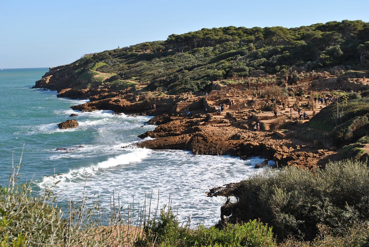 Người La Mã đã phát triển thành phố Tipasa trên ba ngọn đồi ven biển tại những vị trí thuận lợi cho việc phòng thủ cũng như giao thương. Ảnh: Tripadvisor.