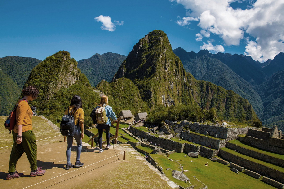 Tuy nhiên, sự phát triển du lịch cũng khiến Macchu Picchu đứng trước nguy cơ bị xâm hại nghiêm trọng. Vì vậy, UNESCO từng xem xét việc đưa địa điểm này vào danh sách các Di sản thế giới đang bị đe dọa. Ảnh: Gap 360.