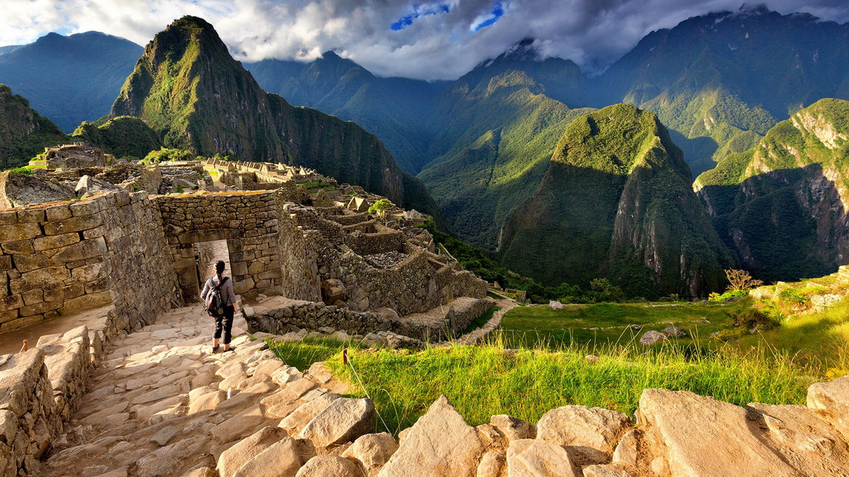 Ngày nay, những gì còn lại ở Machu Picchu là 140 công trình kiến trúc, gồm các đền, đài, công viên, nhà ở... cùng hàng trăm bậc đá được tạc vào vách núi. Ảnh: andBeyond.