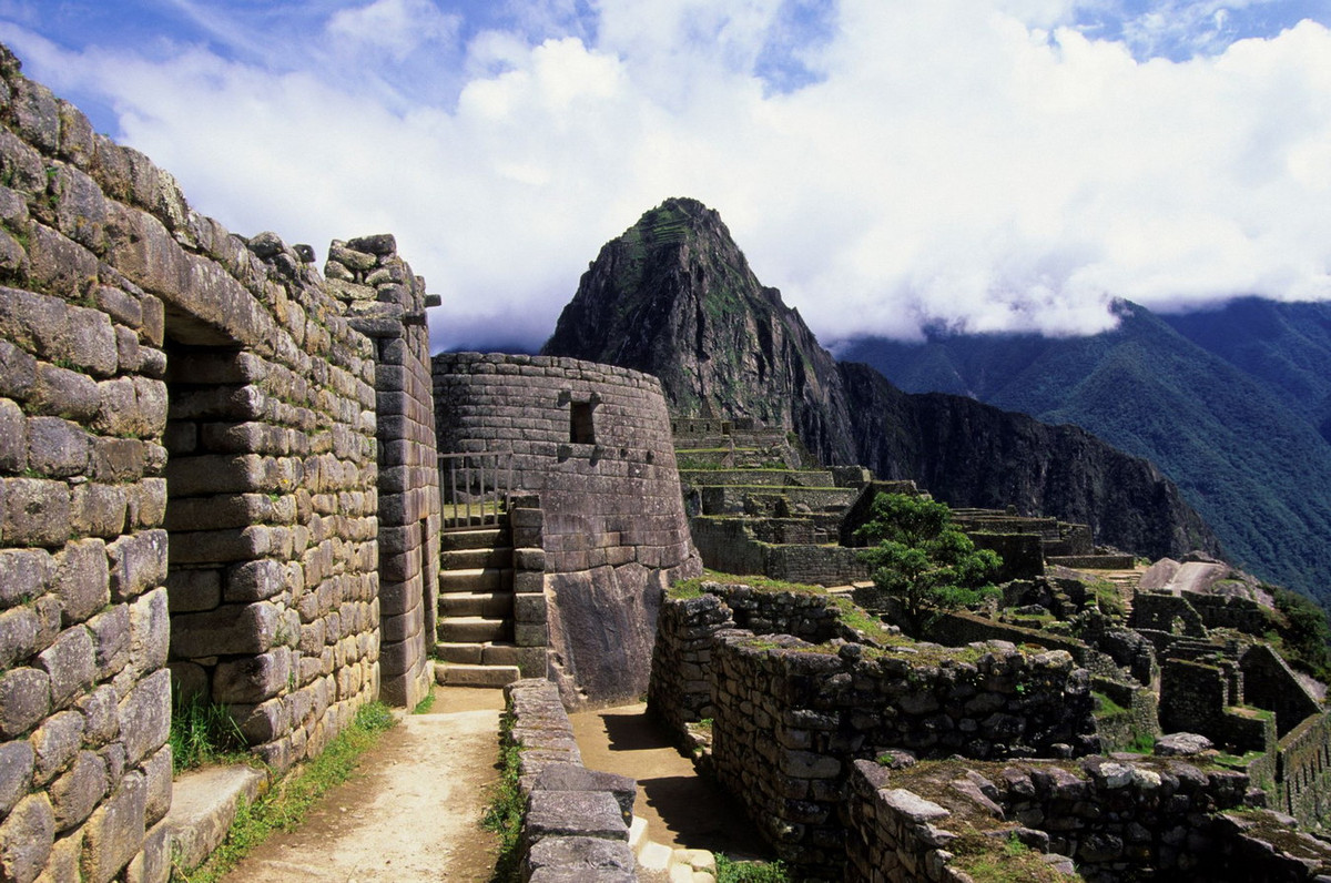 Cũng có giả thiết cho rằng Machu Picchu từng là một khu định cư được xây dựng để người Inca quản lý kinh tế những vùng bị chinh phục, hoặc để bảo vệ giới quý tộc trong trường hợp bị tấn công. Ảnh: Artnet News.