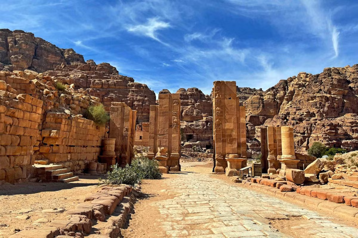 Cánh cổng Hadrian nằm trên con đường chính của Petra, được đặt tên theo vị hoàng đế La Mã Hadrianus. Ảnh: Via Jordan Travel &amp; Tours.