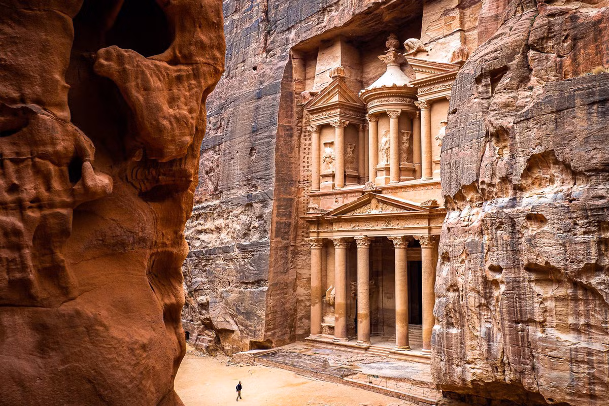 Hẻm Siq sẽ dẫn thẳng đến địa điểm nổi tiếng nhất ở Petra là Al Khazneh (Kho báu), một công trình được tạc vào sườn núi. Đây là đền thờ và lăng mộ của các vị vua trong quá khứ, được xây dựng theo kiến trúc thời kỳ Ptolemaic. Ảnh: TripBucket.