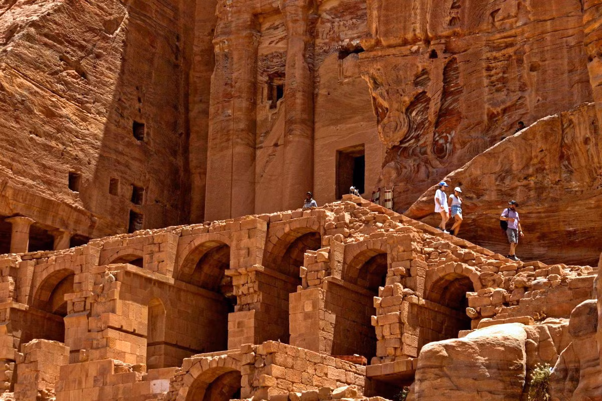 Kiến trúc ở nơi đây mang dáng dấp của các thời kỳ văn hóa cực thịnh vào thời điểm đó gồm: thời kỳ Ptolemaic, thời kỳ Hellenistic kết hợp với những kiến trúc địa phương thuộc vùng Syria. Ảnh: Via Jordan Travel &amp; Tours.