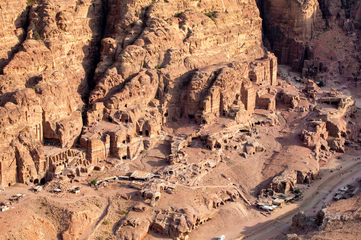 Thời kỳ suy thoái của Petra bắt đầu rất nhanh chóng dưới thời kỳ cai trị của đế chế La Mã, phần lớn là do sự chuyển hướng sang những tuyến thương mại trên biển. Năm 363, một trận động đất đã phá hủy các công trình xây dựng và hệ thống quản lý nước. Ảnh: A Map and a Lens.