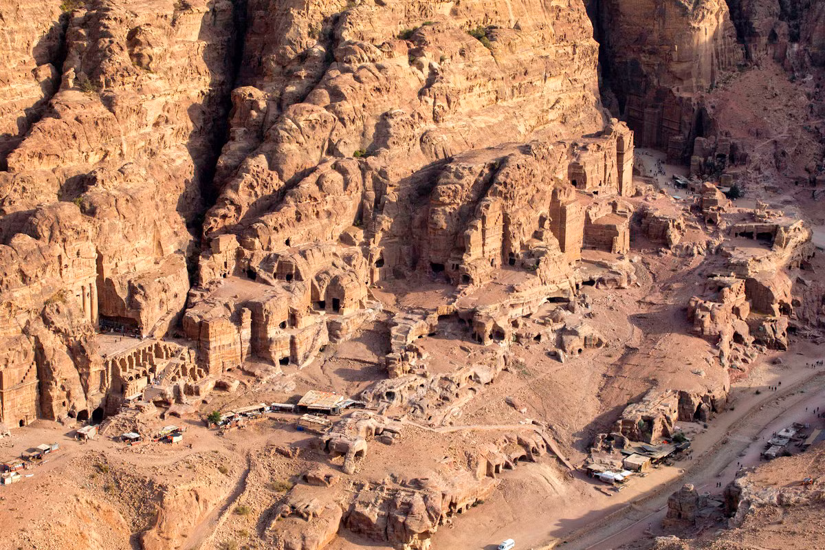 Thời kỳ suy thoái của Petra bắt đầu rất nhanh chóng dưới thời kỳ cai trị của đế chế La Mã, phần lớn là do sự chuyển hướng sang những tuyến thương mại trên biển. Năm 363, một trận động đất đã phá hủy các công trình xây dựng và hệ thống quản lý nước. Ảnh: A Map and a Lens.