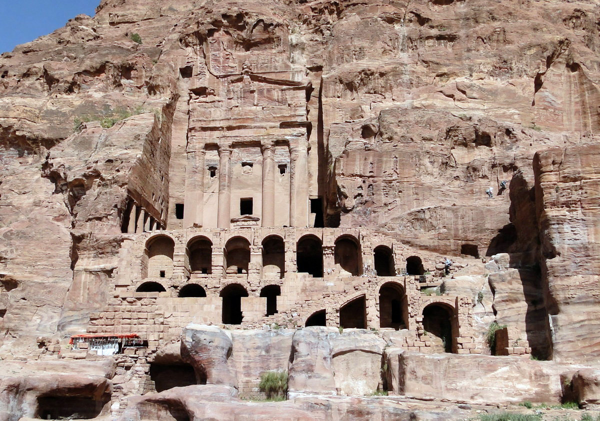 Quanh nhà hát là rất nhiều hầm mộ được đào sâu vào các vách đá. Ảnh: Mapcarta.