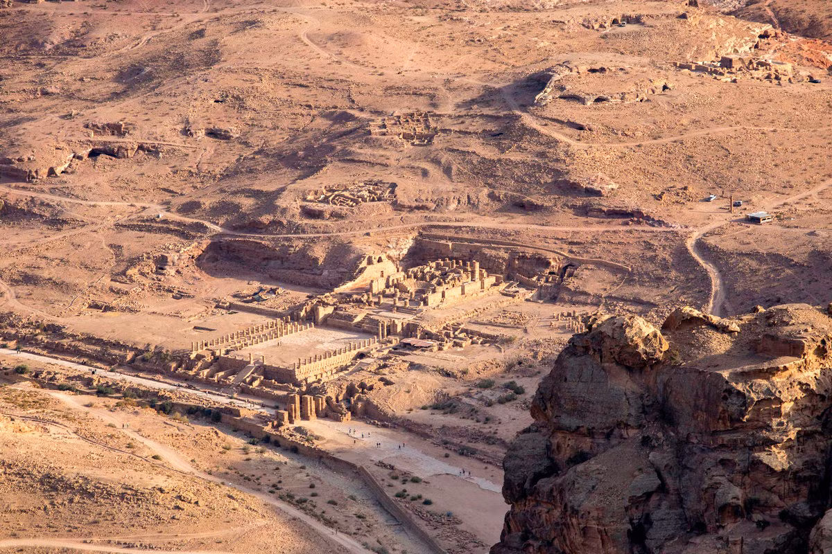 Cuối thế kỷ 12, Sultan (vua) Baibars của Ai Cập đã thăm viếng Petra. Đây có lẽ là sự kiện quan trọng cuối cùng liên quan đến vùng đất này được ghi lại trong sử sách. Không rõ vì lý do gì, sau đó Petra trở nên suy tàn và rơi vào hoang phế. Ảnh: A Map and a Lens.