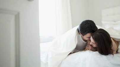 Lua nguoi tinh minh dang doc than de duoc ngoai tinh