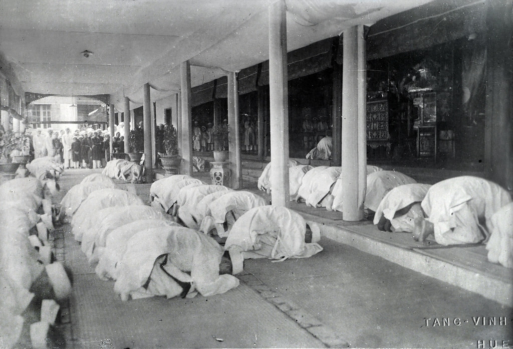 Các thành viên hoàng tộc Nguyễn bái lạy trong tang lễ của Đức Thánh Cung Nguyễn Hữu Thị Nhàn ở Huế năm 1935.