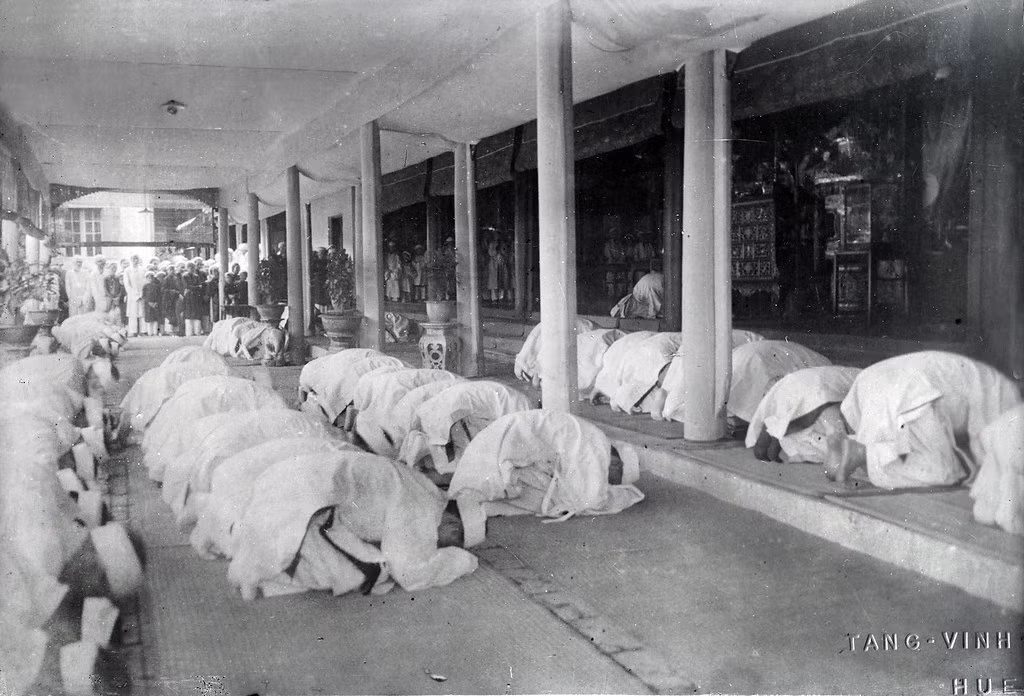 Các thành viên hoàng tộc Nguyễn bái lạy trong tang lễ của Đức Thánh Cung Nguyễn Hữu Thị Nhàn ở Huế năm 1935.