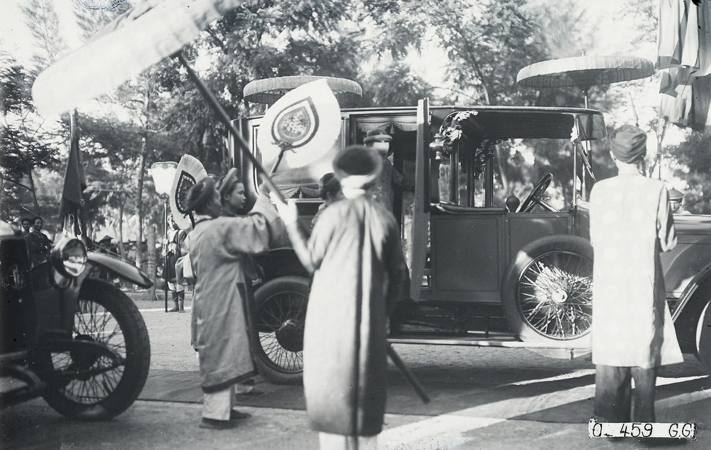 Bà Hồ Thị Chỉ đỡ mẹ chồng xuống xe ở sân Nghênh Lương Đình, Cố đô Huế năm 1924.