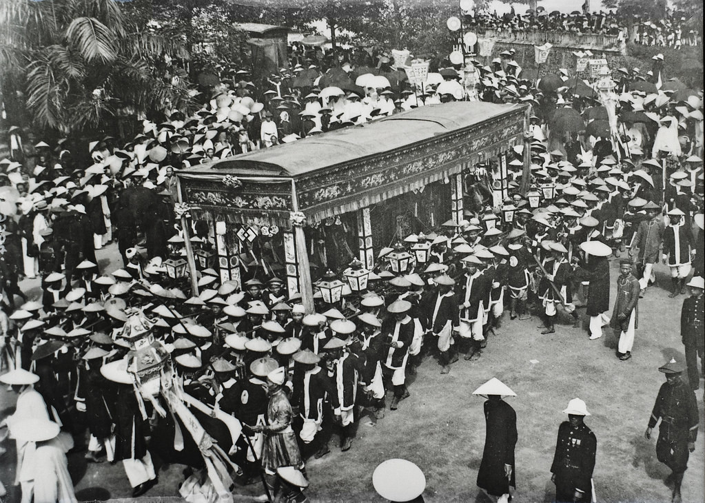 Linh cữu của Đức Thánh Cung được rước trên đường phố Huế.