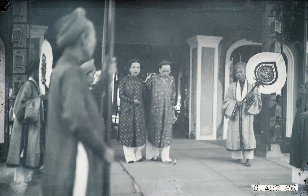 Trong hình này, Hoàng hậu Nguyễn Hữu Thị Nhàn (bên phải) bước đi cùng con dâu là bà Ân phi Hồ Thị Chỉ (bên trái), vợ vua Khải Định.