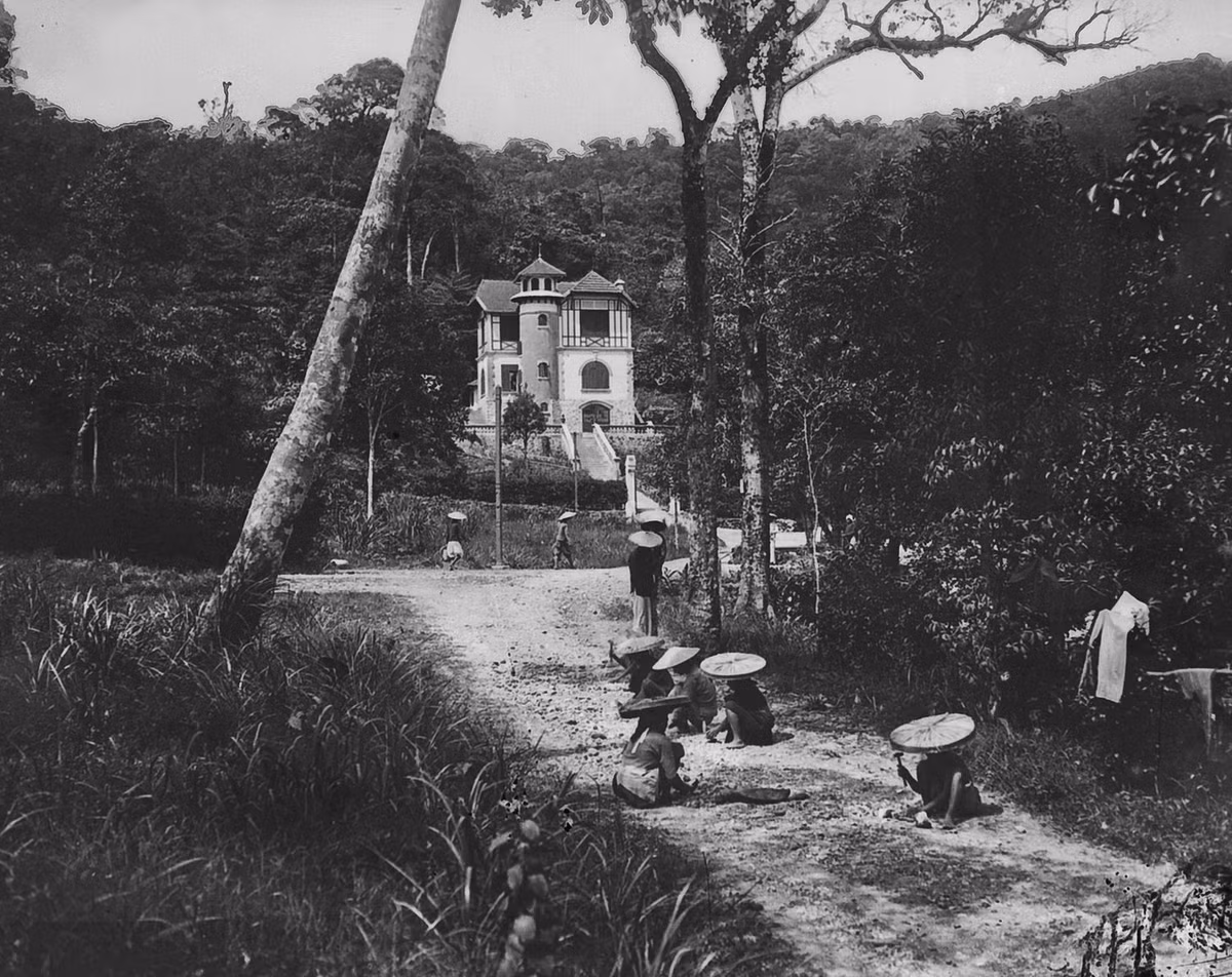 Công nhân người Việt sửa đường gần một căn biệt thự.