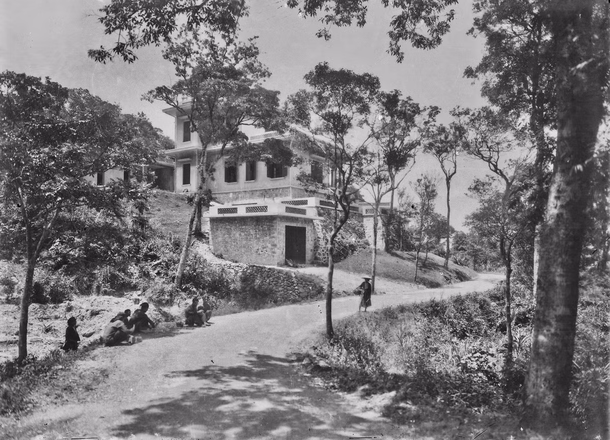 Người lao động ngồi nghỉ bên con đường trong khu nghỉ mát.