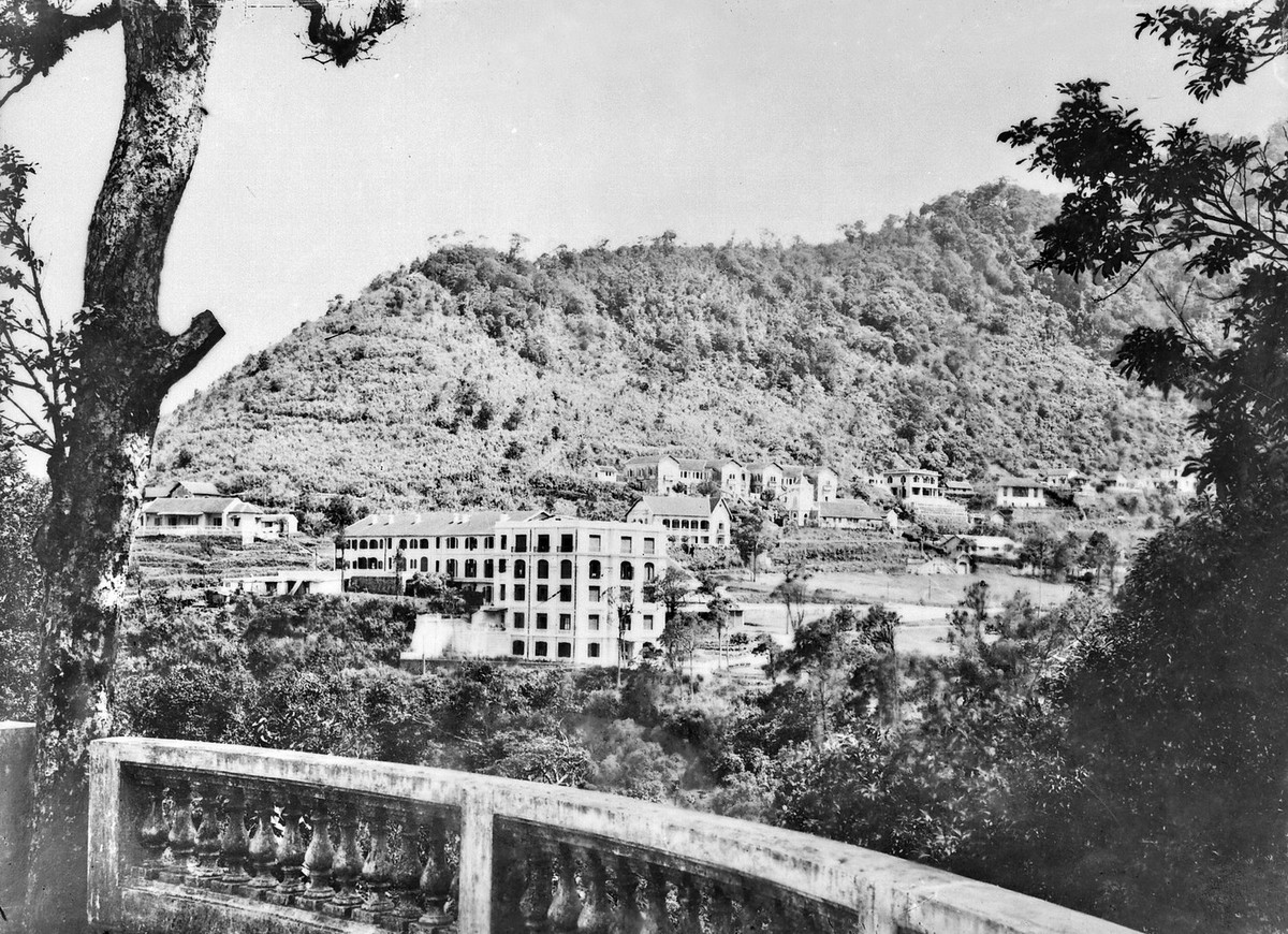 Từ khách sạn Thác Bạc nhìn ra khu vực lân cận.